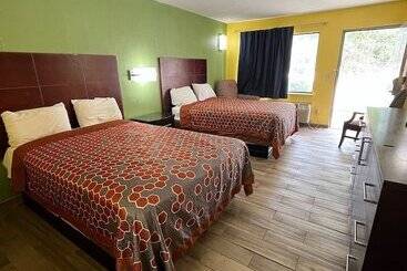 فندق Hallmarc Inn