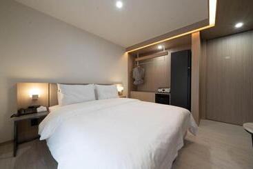 Hound Hotel Gimhae Samgye
