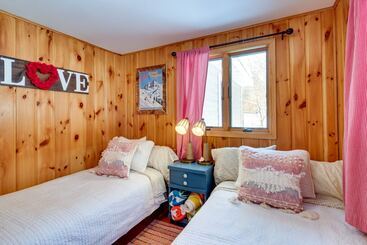 별장 Nevis Cabin Escape W/ Private Hot Tub!