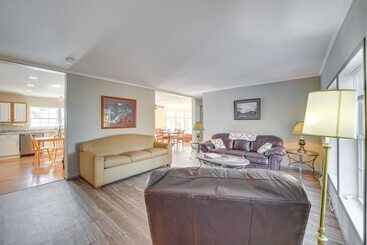 کلبه Pet Friendly Checotah Home W/ Deck & Lake Views!