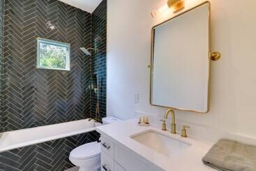 Pet Friendly Houston Home ~ 3 Mi To Downtown!