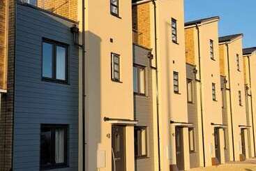 اقامتگاه Impeccable 2 Bed House In Milton Keynes