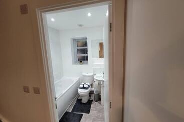 اقامتگاه Impeccable 2 Bed House In Milton Keynes