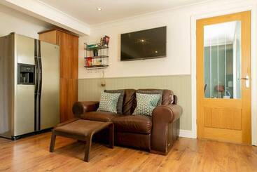 اقامتگاه Remarkable 4 Bed House Near Leeds Airport