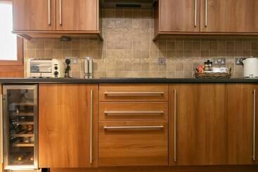 اقامتگاه Remarkable 4 Bed House Near Leeds Airport