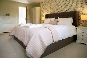 اقامتگاه Remarkable 4 Bed House Near Leeds Airport