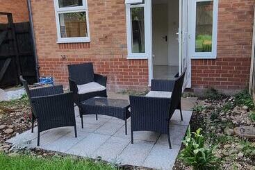 اقامتگاه Stunning 3 Bed Home Near City Centre, Chic Comfort