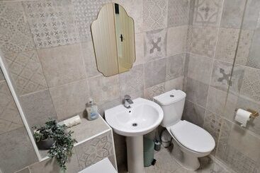 اقامتگاه Stunning 3 Bed Home Near City Centre, Chic Comfort