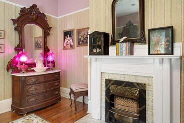 Ross Mansion Bed & Breakfast
