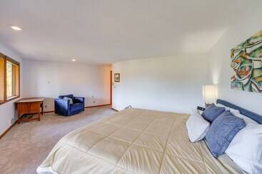 بيت ريفى Serene La Conner Retreat W/ Fireplace & Deck!