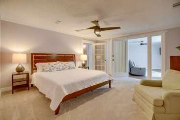 Poolside Oasis Near Medical Center & Nrg Stadium!