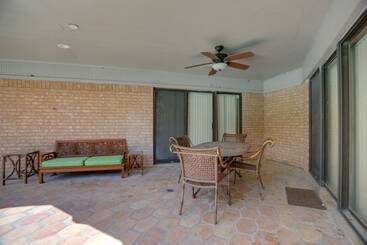 Poolside Oasis Near Medical Center & Nrg Stadium!