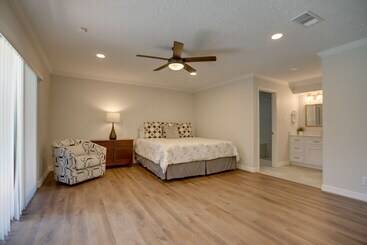 Poolside Oasis Near Medical Center & Nrg Stadium!