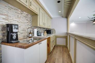 Poolside Oasis Near Medical Center & Nrg Stadium!