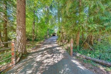 Spacious Packwood Cabin W/ Hot Tub Near River