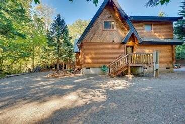 Spacious Packwood Cabin W/ Hot Tub   Near River