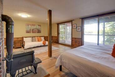 Сельский дом Waterfront New Durham Retreat: Swim Dock, Fire Pit