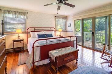コテージ West Jefferson Riverfront Retreat W/ 2 Porches!