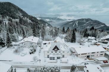 هتل Der Löffler Am Semmering Bed&breakfast
