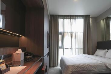 Amrise Hotel Kitchener, Check In 9pm, Check Out 8am