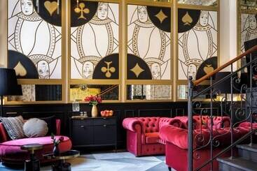 هتل Golden Queen Deluxe Jacuzzi Apartments   Old Town