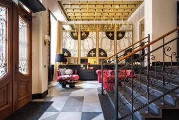 هتل Golden Queen Deluxe Jacuzzi Apartments   Old Town