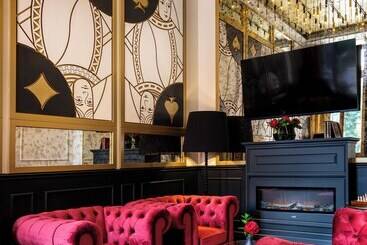 هتل Golden Queen Deluxe Jacuzzi Apartments   Old Town