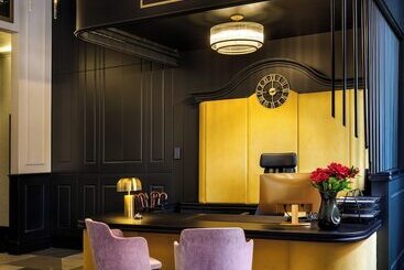 هتل Golden Queen Deluxe Jacuzzi Apartments   Old Town
