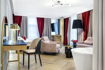 هتل Golden Queen Deluxe Jacuzzi Apartments   Old Town