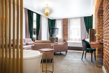 هتل Golden Queen Deluxe Jacuzzi Apartments   Old Town