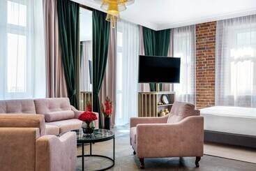 هتل Golden Queen Deluxe Jacuzzi Apartments   Old Town