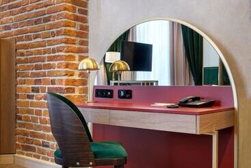 هتل Golden Queen Deluxe Jacuzzi Apartments   Old Town