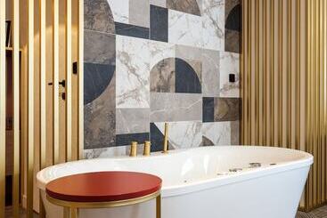 هتل Golden Queen Deluxe Jacuzzi Apartments   Old Town