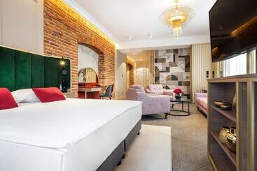 هتل Golden Queen Deluxe Jacuzzi Apartments   Old Town