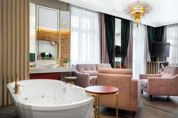 هتل Golden Queen Deluxe Jacuzzi Apartments   Old Town