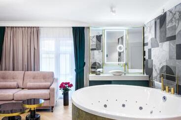 هتل Golden Queen Deluxe Jacuzzi Apartments   Old Town