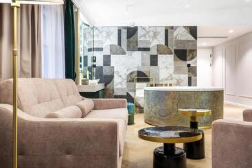 هتل Golden Queen Deluxe Jacuzzi Apartments   Old Town