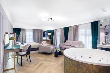 هتل Golden Queen Deluxe Jacuzzi Apartments   Old Town