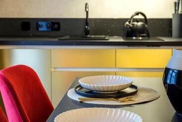 هتل Golden Queen Deluxe Jacuzzi Apartments   Old Town