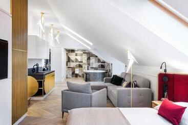 هتل Golden Queen Deluxe Jacuzzi Apartments   Old Town