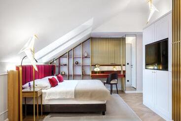 هتل Golden Queen Deluxe Jacuzzi Apartments   Old Town