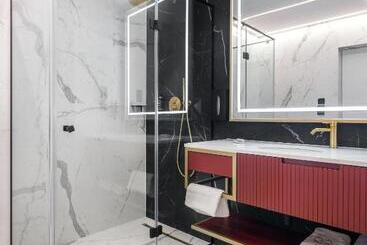 هتل Golden Queen Deluxe Jacuzzi Apartments   Old Town
