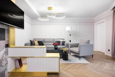 هتل Golden Queen Deluxe Jacuzzi Apartments   Old Town
