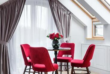 هتل Golden Queen Deluxe Jacuzzi Apartments   Old Town