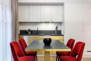 هتل Golden Queen Deluxe Jacuzzi Apartments   Old Town