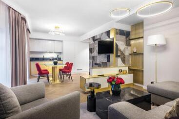 هتل Golden Queen Deluxe Jacuzzi Apartments   Old Town