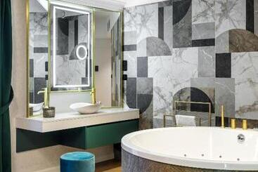 هتل Golden Queen Deluxe Jacuzzi Apartments   Old Town