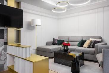 هتل Golden Queen Deluxe Jacuzzi Apartments   Old Town