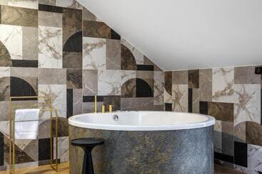 هتل Golden Queen Deluxe Jacuzzi Apartments   Old Town