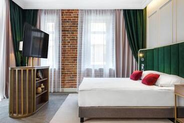 هتل Golden Queen Deluxe Jacuzzi Apartments   Old Town